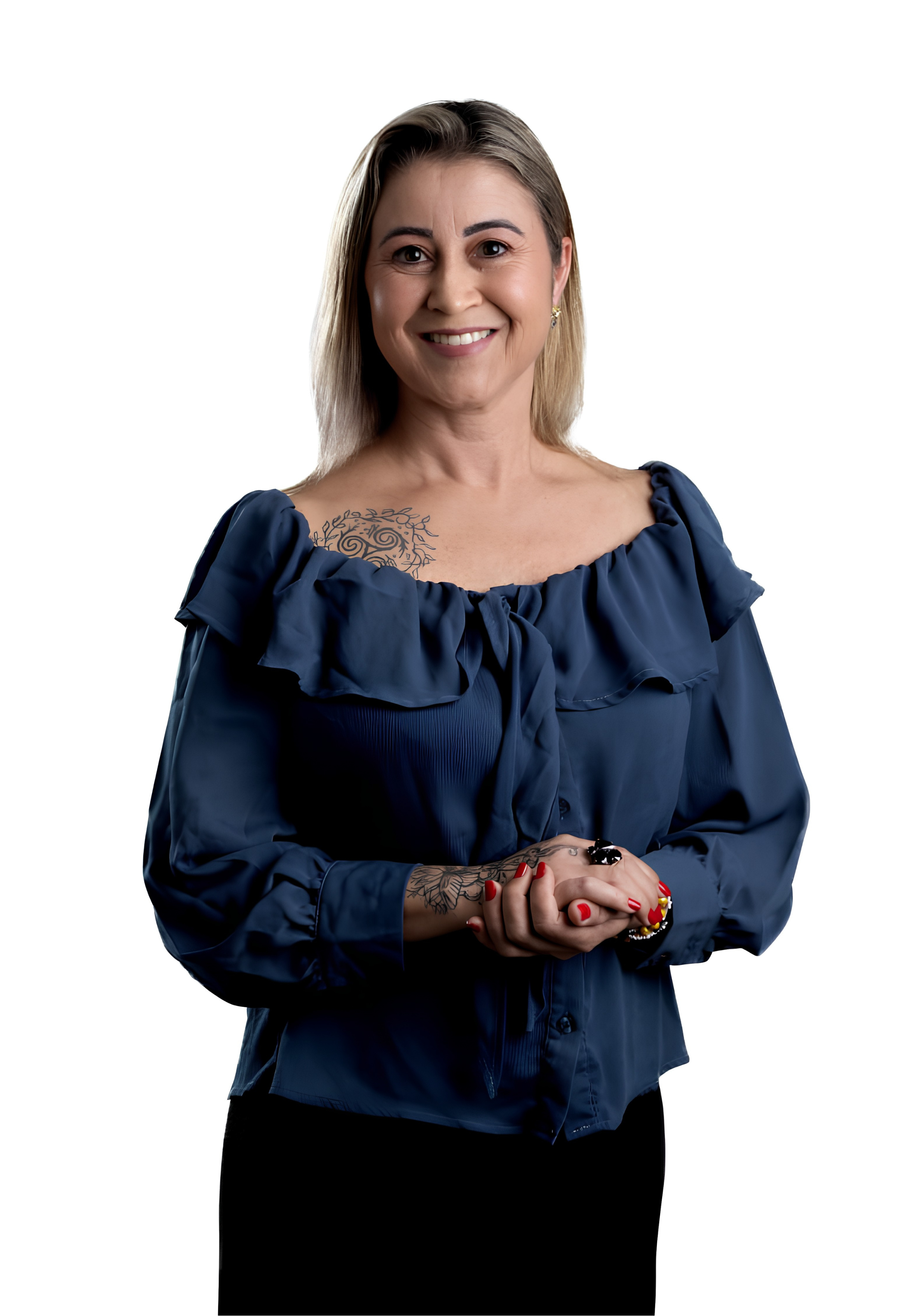 Ana Vaz sorrindo com as mãos visíveis em pose de campanha