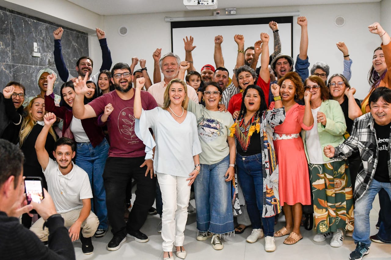 Ana Vaz ao centro de apoiadores e lideranças comunitárias