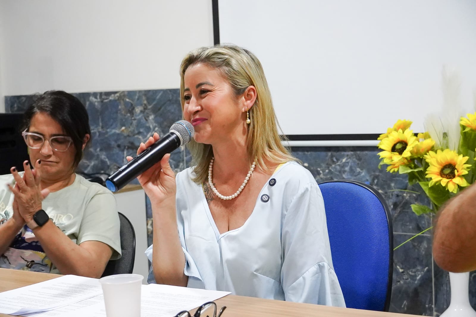 Ana Vaz falando durante encontro com a comunidade